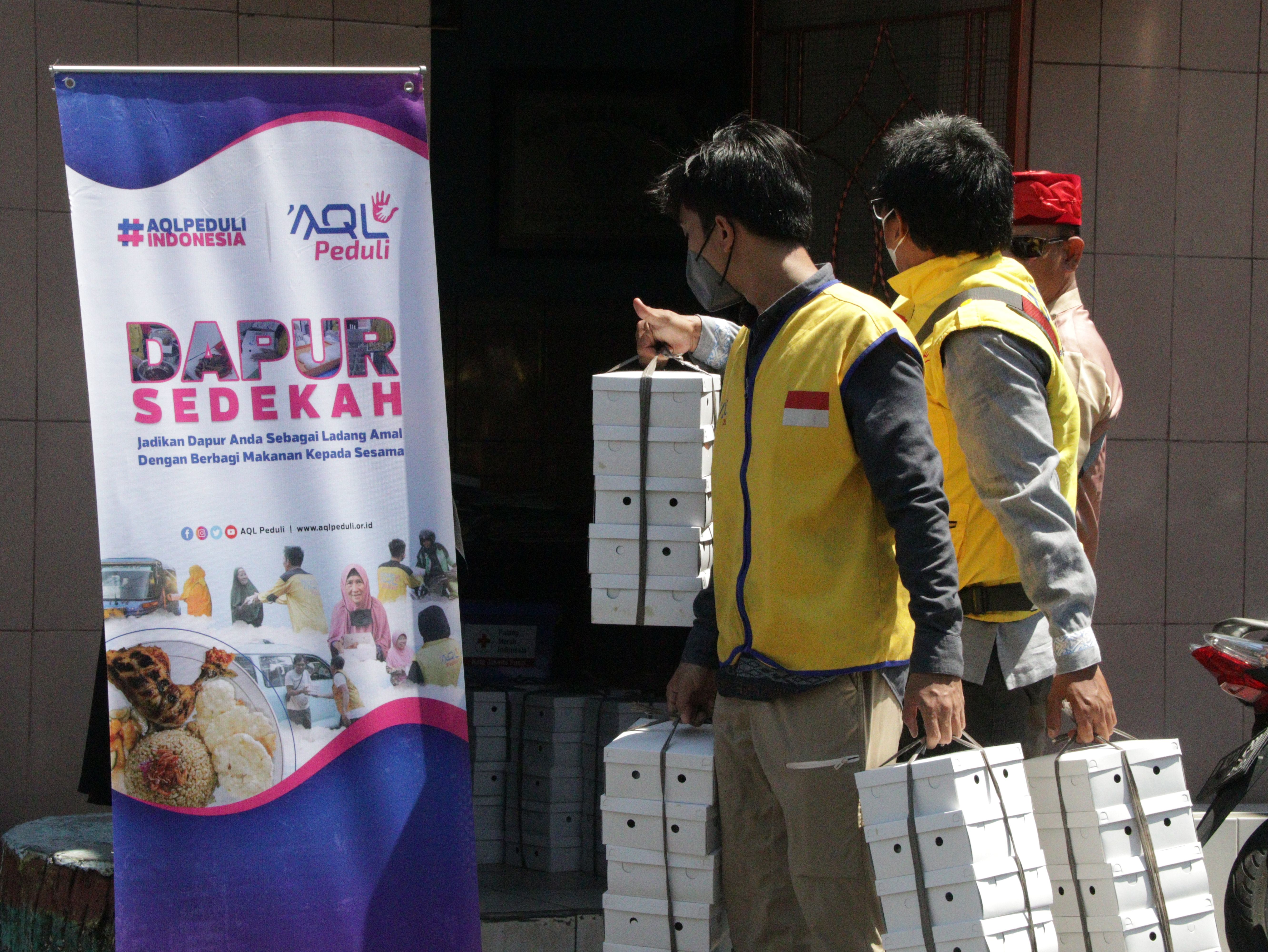 AQL Peduli Distribusikan Makanan Siap Saji Kepada Korban Terdampak Kebakaran di Karang Anyar, Jakpus